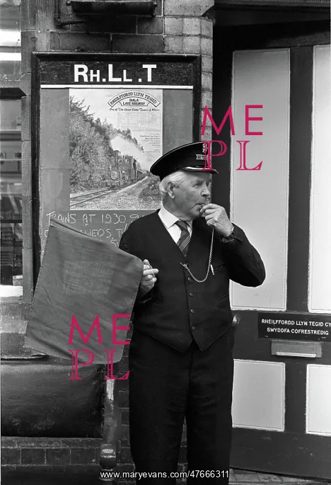 : Bala Lake Railway guard Bob Davies at work on the platform : Bala Lake Railway guard Bob Davies at work on the platform