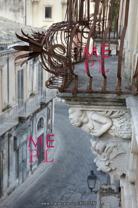 : Balcony sculpture, Palazzo Cosentini, Ragusa, Sicily, Italy : Balcony sculpture, Palazzo Cosentini, Ragusa, Sicily, Italy