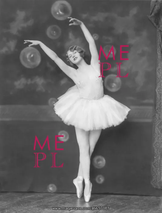 : Ballet dancer on point : Ballet dancer on point