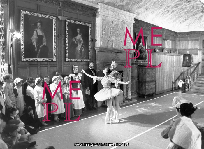 : Ballet dancers at Lanhydrock House, Cornwall : Ballet dancers at Lanhydrock House, Cornwall