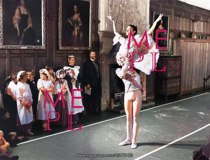 : Ballet dancers at Lanhydrock House, Cornwall : Ballet dancers at Lanhydrock House, Cornwall