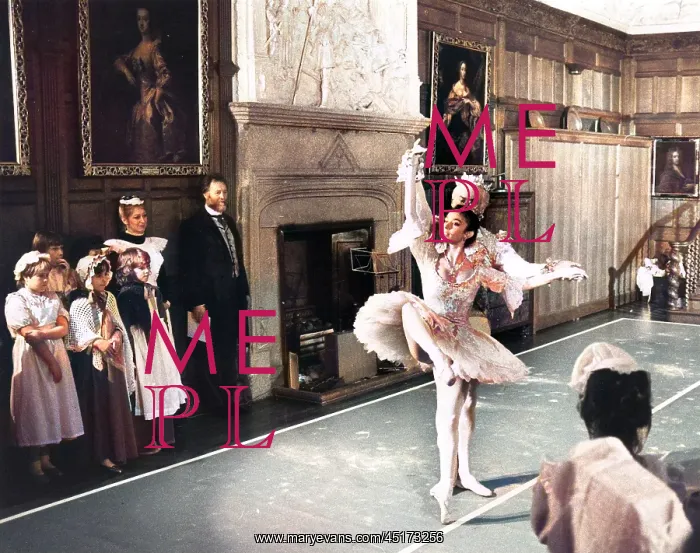 : Ballet dancers at Lanhydrock House, Cornwall : Ballet dancers at Lanhydrock House, Cornwall