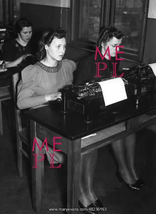 : Baltic Germans typing in a commercial school, 1940 : Baltic Germans typing in a commercial school, 1940
