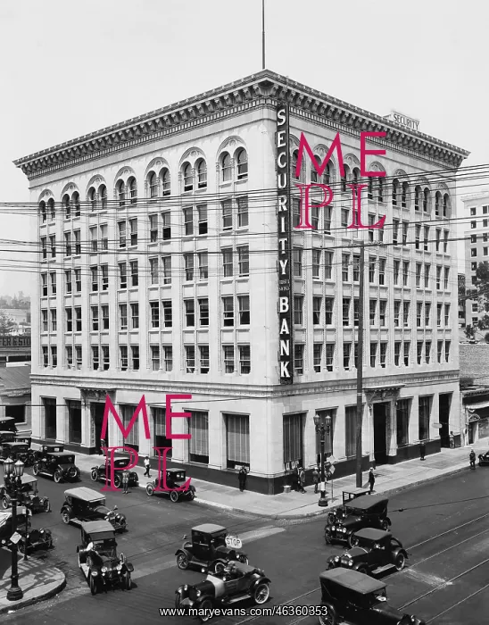 : Bank on corner of busy intersection : Bank on corner of busy intersection