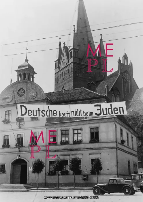 : Banner reading Deutsche kauft nich beim ? : Banner reading Deutsche kauft nich beim ?
