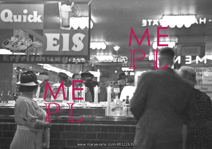 : Bar in Berlin, around 1930 : Bar in Berlin, around 1930