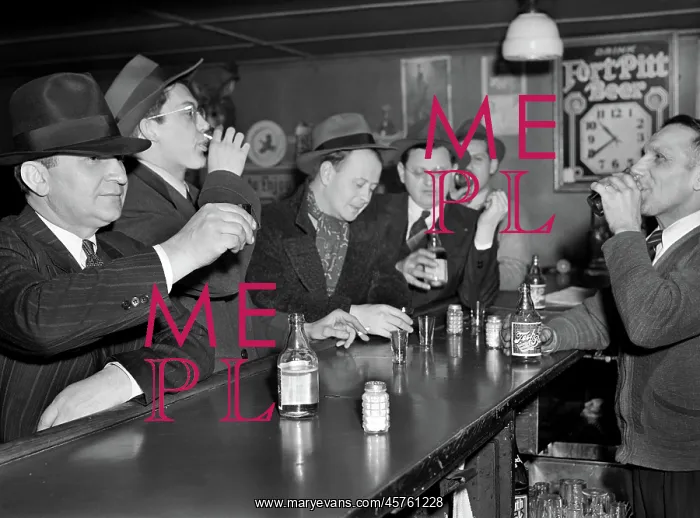 : Bar, drinking, men, night life : Bar, drinking, men, night life