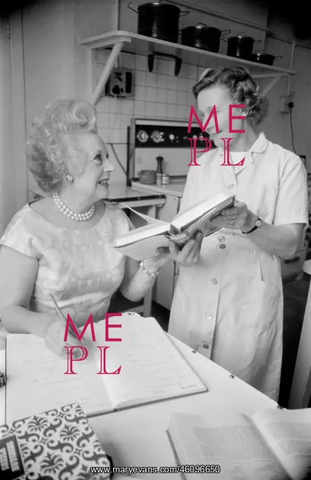 : Barbara Cartland - Novelist : Barbara Cartland - Novelist