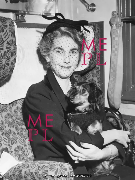 : Barbara Hutton leaves Paris by train on her journey : Barbara Hutton leaves Paris by train on her journey