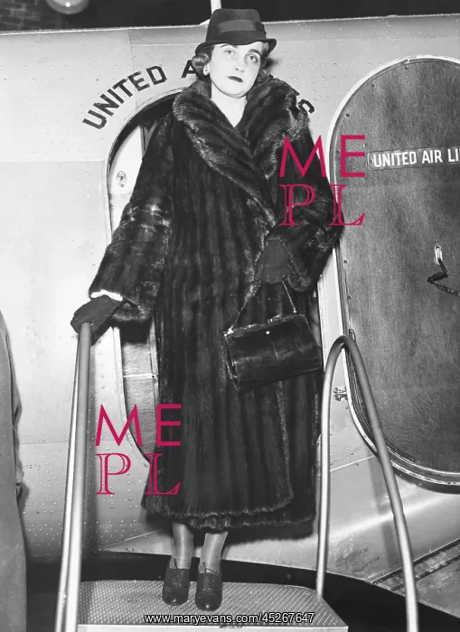 : Barbara Hutton, on her way to Reno, Nevada, to : Barbara Hutton, on her way to Reno, Nevada, to
