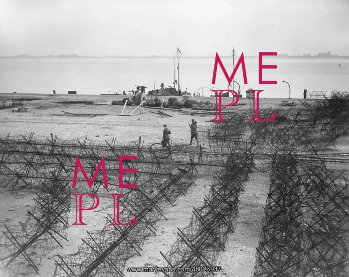 : Barbed wire on the Mole, Zeebrugge, Belgium, WW1 : Barbed wire on the Mole, Zeebrugge, Belgium, WW1
