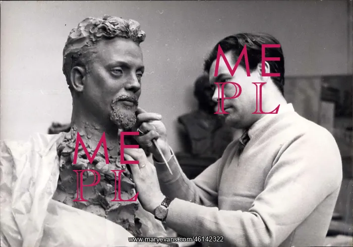 : Barbieri, sculptor, Alain Bombard bust, Grevin Museum : Barbieri, sculptor, Alain Bombard bust, Grevin Museum