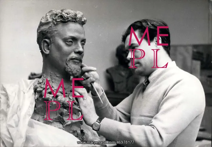 : Barbieri, sculptor, Alain Bombard bust, Grevin Museum : Barbieri, sculptor, Alain Bombard bust, Grevin Museum