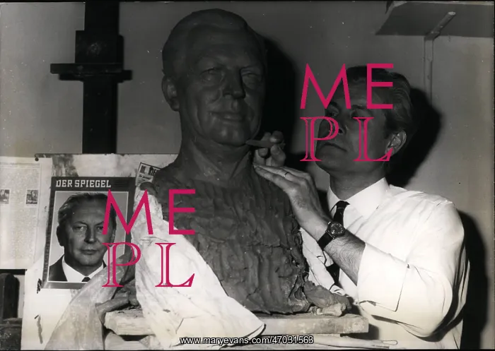: Barbieri, sculptor, Kiessinger bust, Grevin Museum : Barbieri, sculptor, Kiessinger bust, Grevin Museum