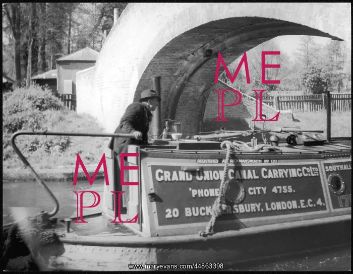: BARGE ON RIVER GADE : BARGE ON RIVER GADE