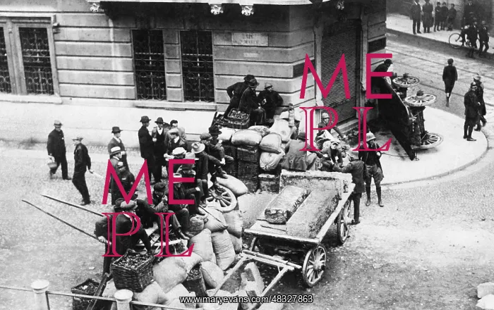 : Barricade in Via S. Marco in Milan, 1922 : Barricade in Via S. Marco in Milan, 1922