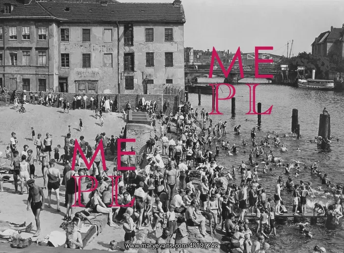 : Bathe at the river Spree during the Great Depression, 1932 : Bathe at the river Spree during the Great Depression, 1932