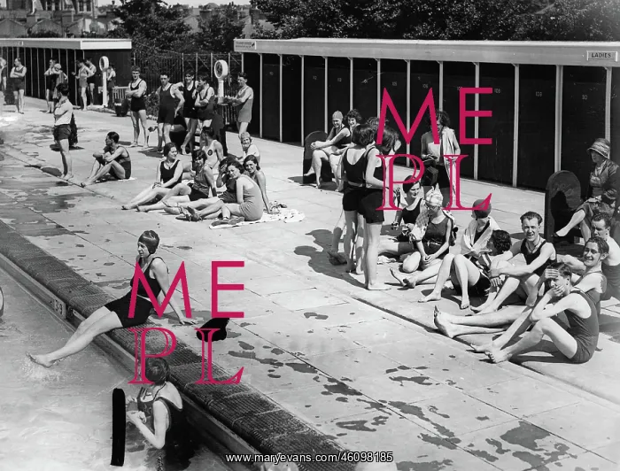 : Bathers in Hornsey open air Baths : Bathers in Hornsey open air Baths