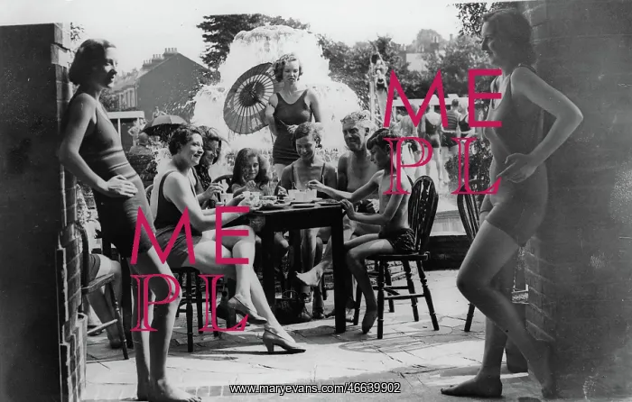 : Bathers in Hornsey open air Baths : Bathers in Hornsey open air Baths