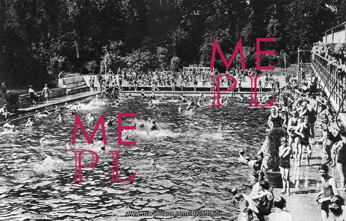 : Bathers at the Open Air Baths in Chiswick : Bathers at the Open Air Baths in Chiswick