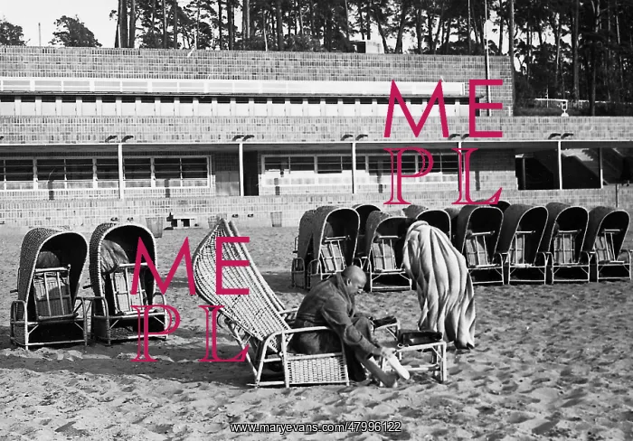 : The last bathers of the Wannsee lido leave their beach : The last bathers of the Wannsee lido leave their beach