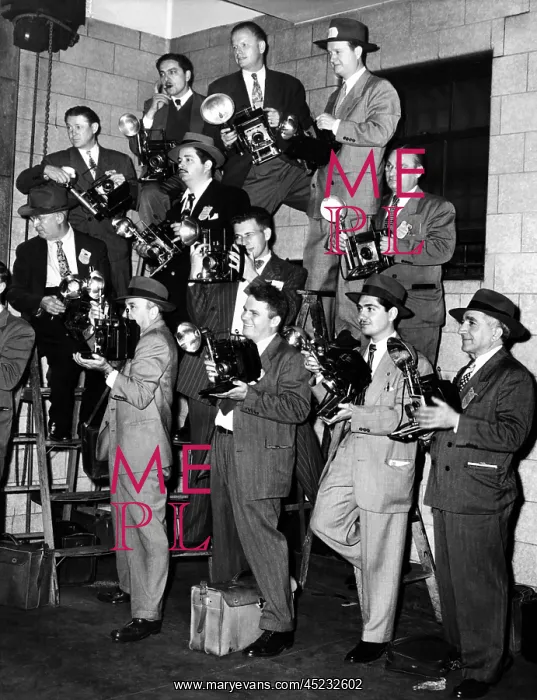 : A battery of news cameramen with their speed ? : A battery of news cameramen with their speed ?