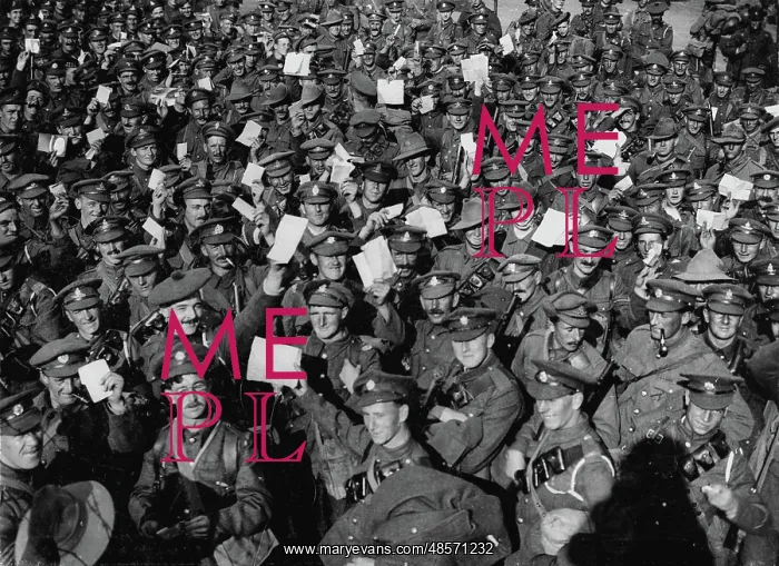 : Battle of Flanders. Men assembling to go on leave : Battle of Flanders. Men assembling to go on leave