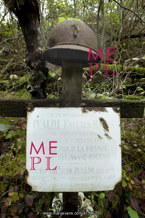: Battlefield grave memorial : Battlefield grave memorial