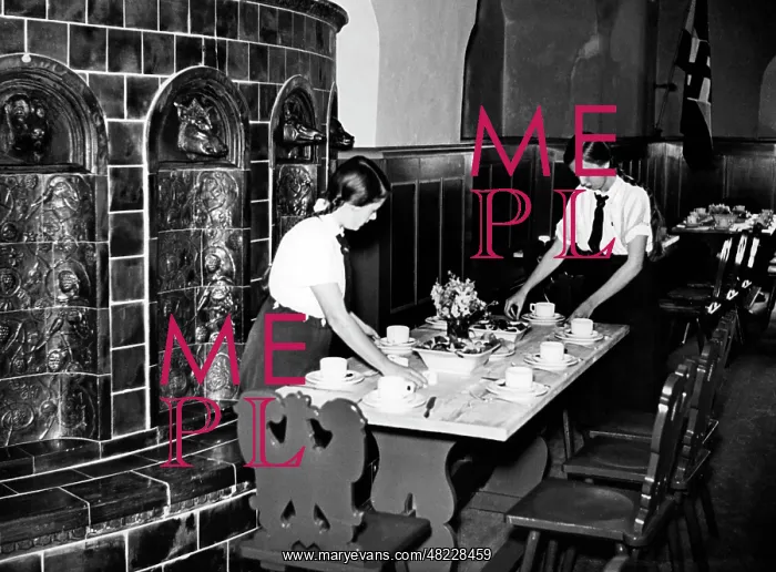 : BDM girl setting the table, 1935 : BDM girl setting the table, 1935