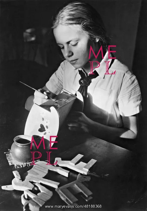 : BDM girl when tinkering, 1937 : BDM girl when tinkering, 1937