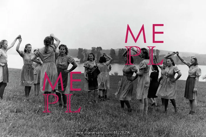 : BDM girls dancing folk dances, 1941 : BDM girls dancing folk dances, 1941