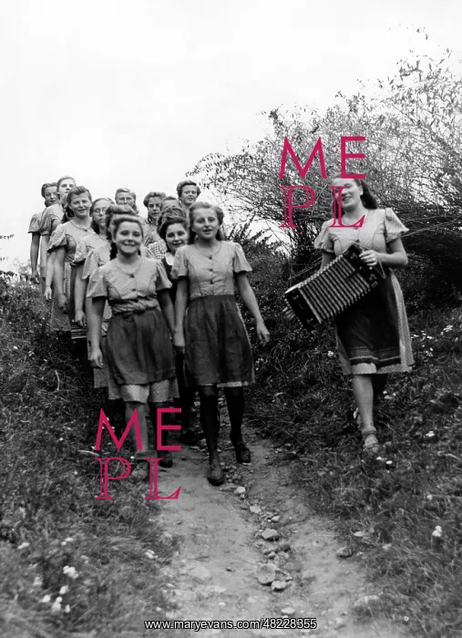 : BDM girls on a hike, 1941 : BDM girls on a hike, 1941