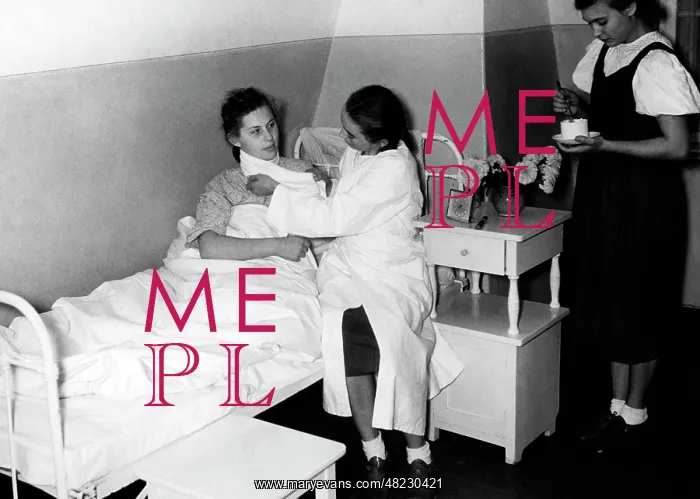 : BDM girls as nurses, 1940 : BDM girls as nurses, 1940