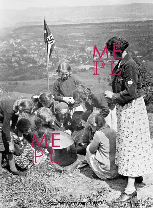 : BDM girls during an outing, 1934 : BDM girls during an outing, 1934