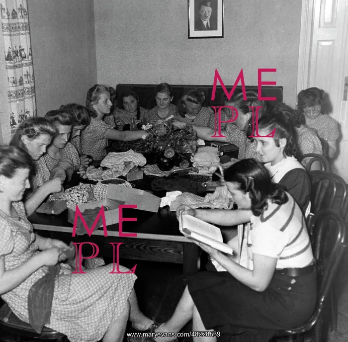 : BDM girls when sewing, 1941 : BDM girls when sewing, 1941