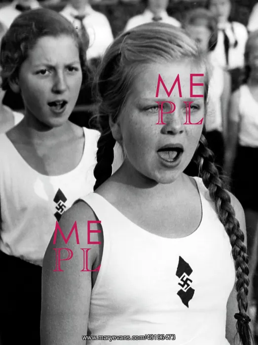 : BDM girls singing, 1937 : BDM girls singing, 1937