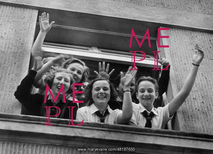 : BDM girls waving out of the window, 1939 : BDM girls waving out of the window, 1939