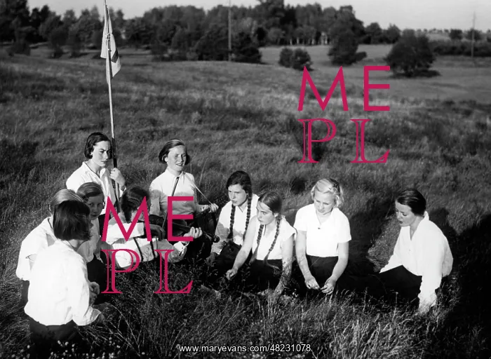 : BdM group playing music, 1933 : BdM group playing music, 1933