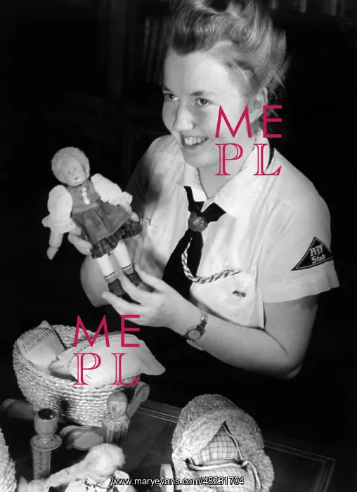 : BDM leader with doll, 1942 : BDM leader with doll, 1942