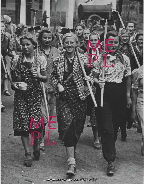 : BDM members at agricultural service, 1939 : BDM members at agricultural service, 1939