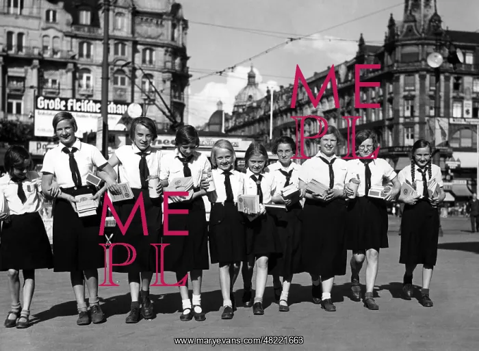 : BDM members collect donations in Berlin, 1935 : BDM members collect donations in Berlin, 1935