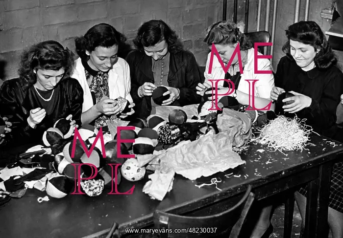 : BDM members making toys, 1942 : BDM members making toys, 1942
