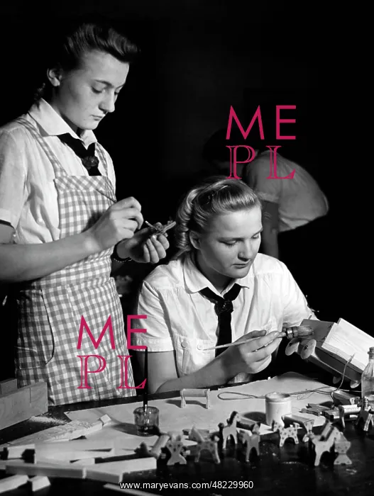 : BDM members tinker for the NSV, 1939 : BDM members tinker for the NSV, 1939