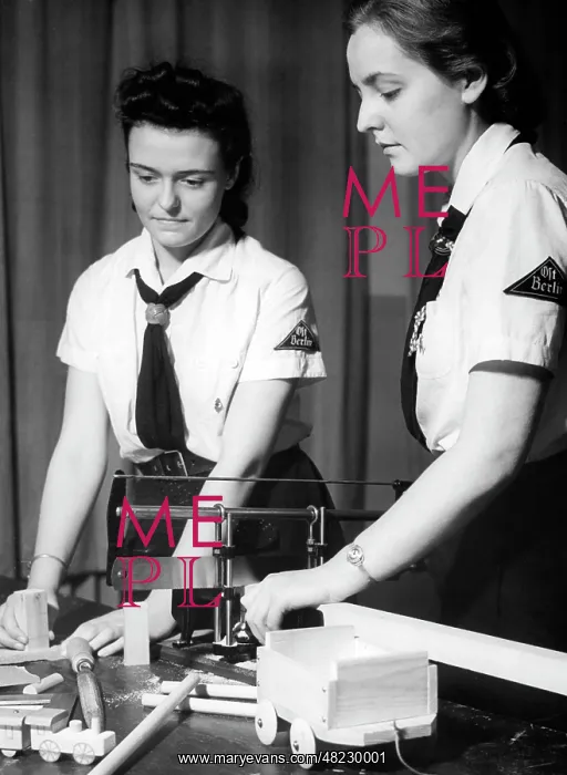 : BDM members tinker for the NSV, 1939 : BDM members tinker for the NSV, 1939