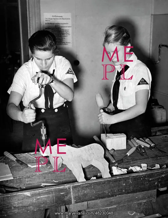: BDM members tinkering christmas presents, Berlin 1939 : BDM members tinkering christmas presents, Berlin 1939