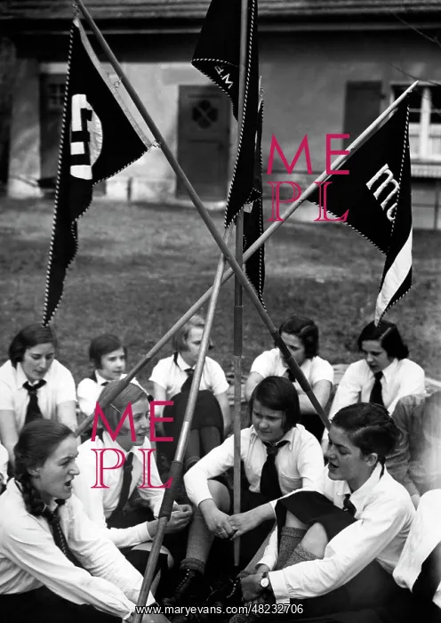 : BDM members visit Inge Wessel in Saarow, 1935 : BDM members visit Inge Wessel in Saarow, 1935