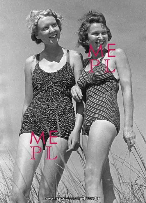 : Beach fashion, 1939 : Beach fashion, 1939