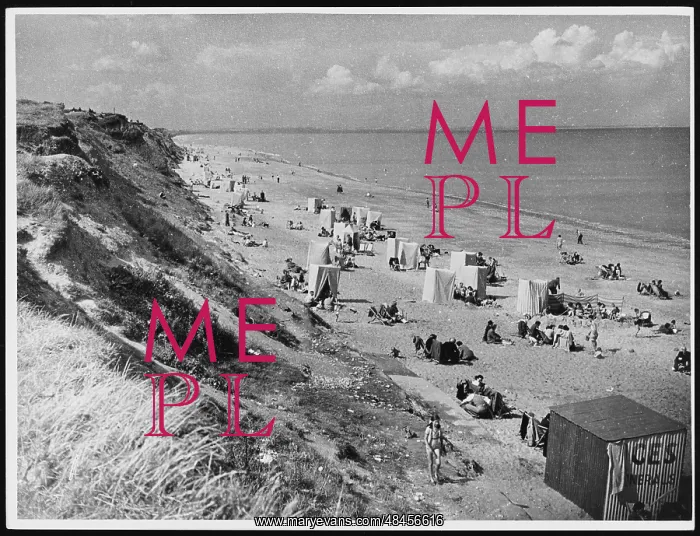 : ON THE BEACH AT HORNSEA : ON THE BEACH AT HORNSEA