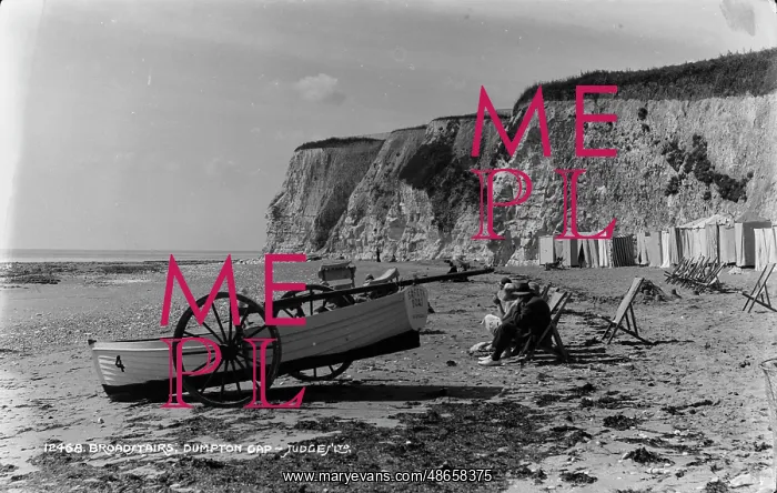 : Beach Scene at Dumpton Gap : Beach Scene at Dumpton Gap