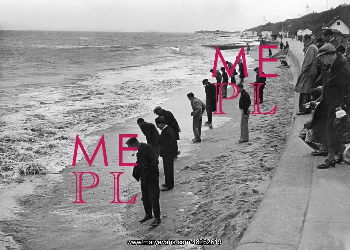 : Beachcomber at the North Sea in Clacton, 1937 : Beachcomber at the North Sea in Clacton, 1937